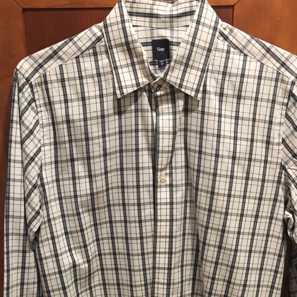 Men’s button down GAP shirt